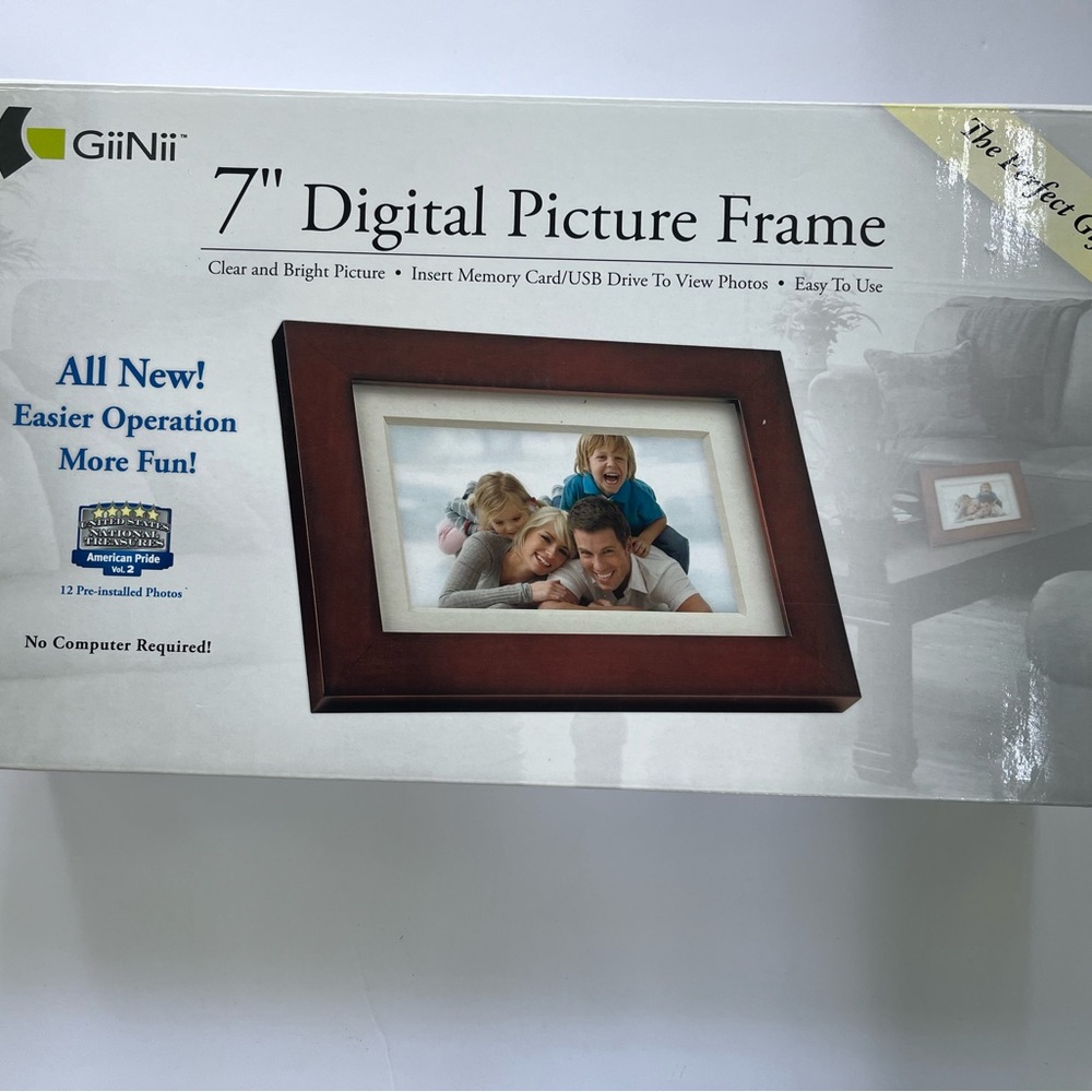 GiiNii Digital Photo Frame with Wood Finish